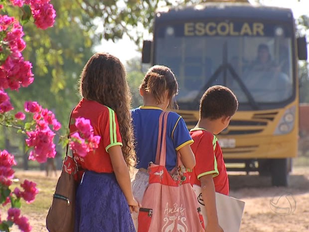 Crianças viajam mais de oito horas por dia e percorrem 240 km para estudar (Foto: Reprodução/TVCA)