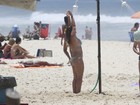 Andréia Sorvetão exibe corpo mais magro na praia 
