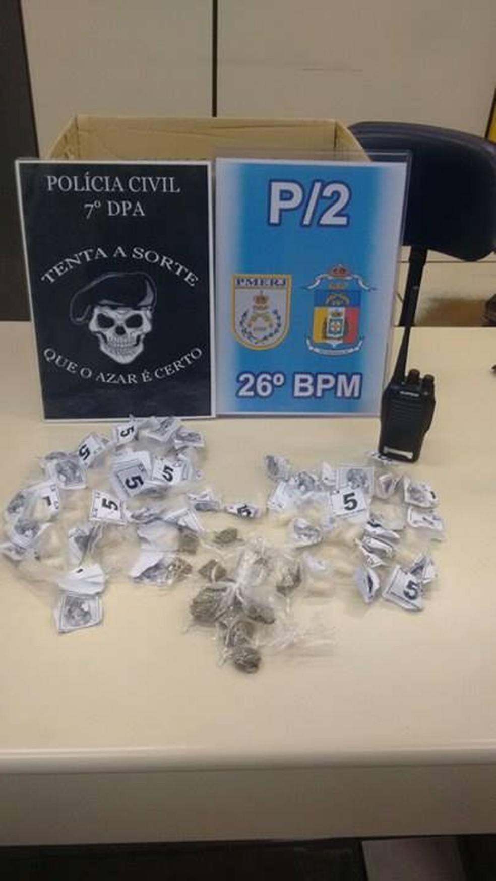 Drogas e um rádio transmissor foram apreendidos com os suspeitos em Petrópolis (Foto: PM / Divulgação)