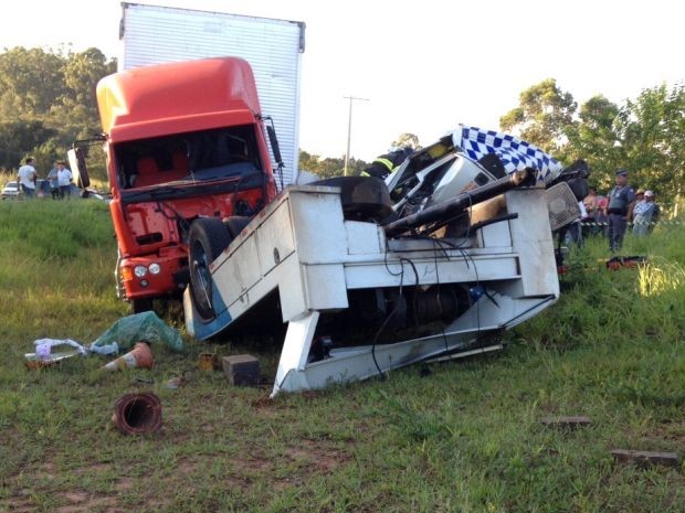 G Caminhoneiro Morre Em Acidente Entre Carreta E Caminh O Em