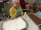 Enfermeira leva neve para dentro de hospital para menina internada brincar