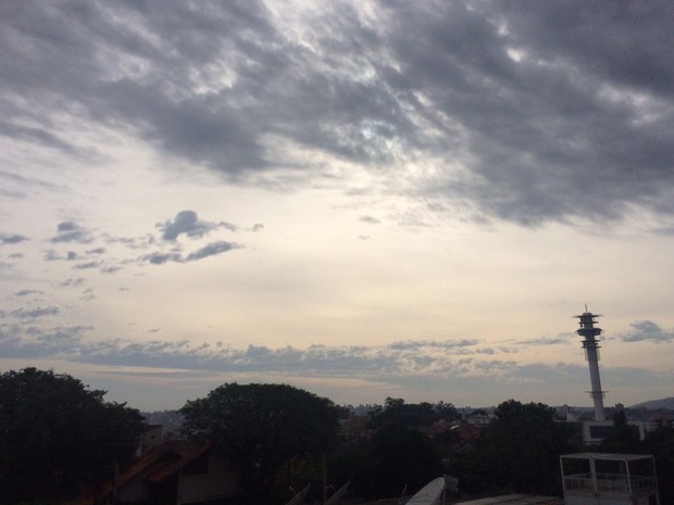 Domingo (24) amanhece com sol entre nuvens em Porto Alegre (Foto: Igor Grossmann/G1)