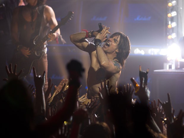 Tom Cruise em cena do filme musical 'Rock of ages' (Foto: Divulgação)