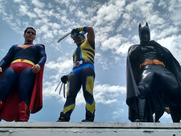 Super Homem, Wolverine e Batman se concentram no bloco Enquanto Isso na Sala da Justiça, no Alto da Sé, em Olinda. (Foto: Penélope Araújo/G1)
