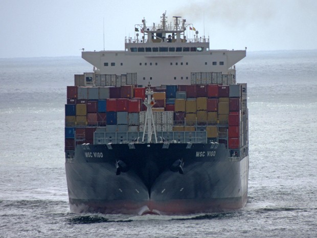 Um fotógrafo amador flagrou um navio carregado de contêineres entrando no Porto de Santos, no litoral de São Paulo. Edson Leguth também é professor em uma escola técnica e fez a foto na tarde deste domingo (23) quando registrava imagem de duas embarcações encalhadas na praia da cidade. "Percebi que o navio entrou em um foco interessante bem em frente de onde estava e fiz a imagem", conta. (Foto: Edson Leguth/Arquivo Pessoal) Um fotógrafo amador flagrou um navio carregado de contêineres entrando no Porto de Santos, no litoral de São Paulo. Edson Leguth também é professor em uma escola técnica e fez a foto na tarde deste domingo (23) quando registrava imagem de duas embarcações encalhadas na praia da cidade. "Percebi que o navio entrou em um foco interessante bem em frente de onde estava e fiz a imagem", conta. (Foto: Edson Leguth/Arquivo Pessoal)