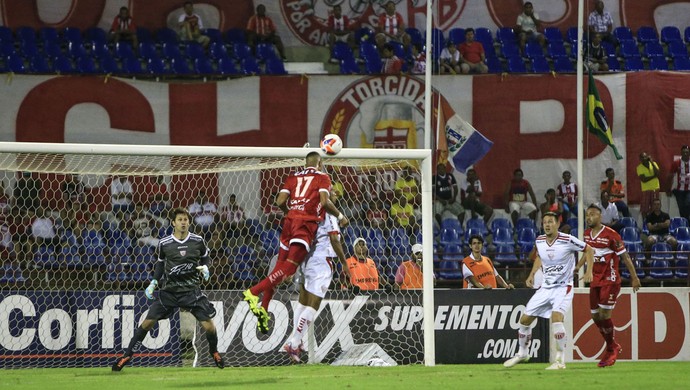 CRB x Mogi Mirim - Maxwell sobe e abre o placar para o CRB (Foto: Ailton Cruz/Gazeta de Alagoas)