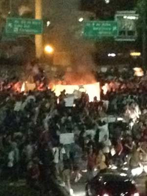 Grupo colocou fogo em acesso para Avenidas 23 de Maio e 9 de Julho; PM dispersou manifestação (Foto: Julia Basso Viana/G1) Grupo colocou fogo em acesso para Avenidas 23 de Maio e 9 de Julho; PM dispersou manifestação (Foto: Julia Basso Viana/G1)