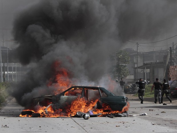 Carro foi incendiado durante protesto no Jiquiá (Foto: Bobby Fabisak/JC Imagem) Carro foi incendiado durante protesto no Jiquiá (Foto: Bobby Fabisak/JC Imagem)