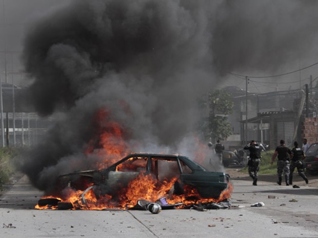 Carro foi incendiado durante protesto no Jiquiá (Foto: Bobby Fabisak/JC Imagem)