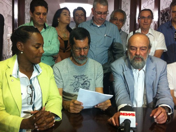 O candidato derrotado do PV, Eduardo Jorge (centro), e o presidente da sigla, José Luiz Penna, durante o anúncio da posição da sigla no segundo turno (Foto: Gabriel Luiz / G1)