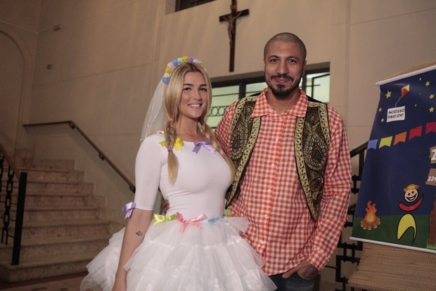 Ex-BBBs Fernando e Aline se casam em festa junina (Foto: Isac Luz/ EGO)