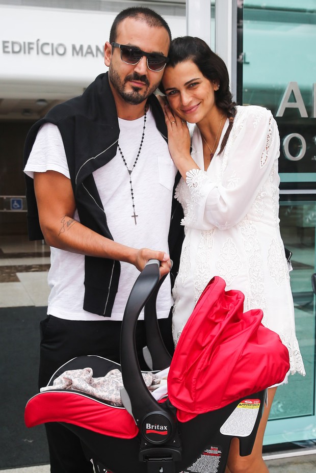 Fernanda Motta e o marido deixam a maternidade (Foto: Manuela Scarpa /Foto Rio News) Fernanda Motta e o marido deixam a maternidade (Foto: Manuela Scarpa /Foto Rio News)