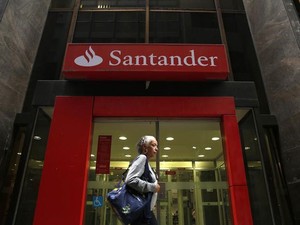 Fachada de agência do banco Santander Brasil (Foto: REUTERS/Pilar Olivares)