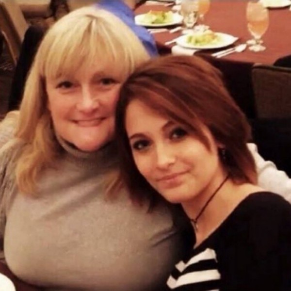 Paris Jackson e sua mãe, a enfermeira Debbie Rowe (Foto: Instagram)