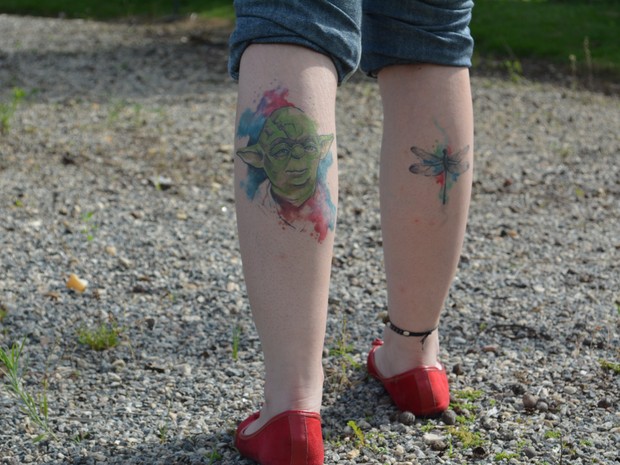 A jornalista Verônica Martucci, de Mogi das Cruzes  tatuou o mestre Yoda na batata da perna (Foto: Jamile Santana/ G1)