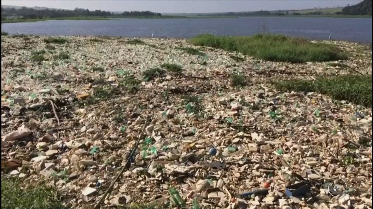 Lixo se acumula em trecho Rio Tietê em Anhembi - Globo.com