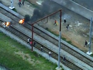 Fogo nos trilhos interrompe circulação de trens da CPTM (Foto: Reprodução/TV Globo)