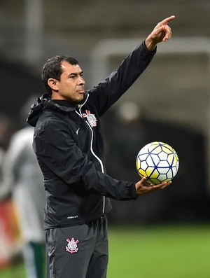 Técnico do Corinthians devia apostar mais nas próprias escolhas, diz Rizek