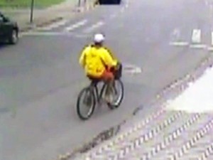 Imagens mostram suspeito andando de bicicleta próximo ao consultório (Foto: Reprodução/TV Tribuna)