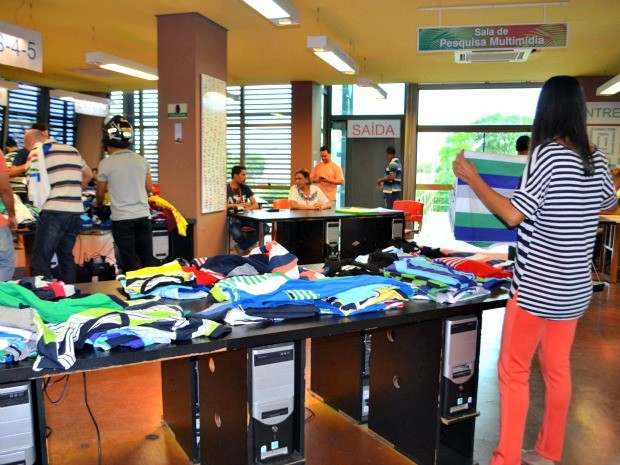 Bazar de 5 mil peças foi realizado nesta quarta-feira (4), na Biblioteca da Floresta, em Rio Branco (Foto: Quésia Melo/G1)