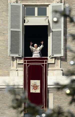 Papa Bento XVI conduz oração de sua casa na praça São Pedro, no Vaticano, neste domingo (23) (Foto: Reuters)