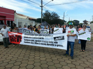 Passeata contou com quase 100 professores no Centro de Avaré (Foto: Adolfo Lima/ TV TEM)