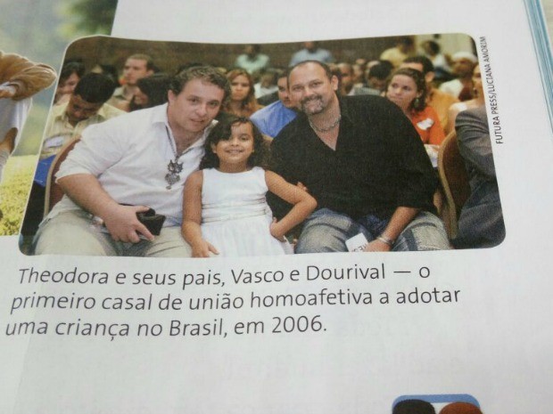 Livro vetado mostra foto de 1° casal gay a adotar criança no Brasil (Foto: Ana Claudia Ferreira/ G1)