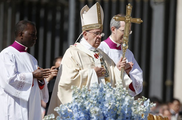 Papa Francisco anda com a cruz pastoral durante a Missa de Páscoa neste domingo (20) no Vaticano (Foto: Tony Gentile/Reuters)