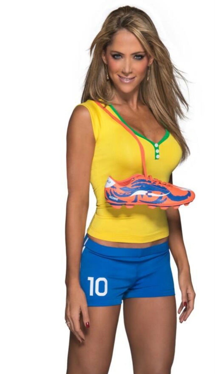Inés Sainz posa com camisa e short nas cores da seleção brasileira