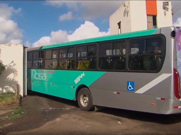 Frota de Ã´nibus Ã© reduzida apÃ³s Ã´nibus sumirem de empresa na Bahia (Foto: Imagem/ Tv SubÃ©)