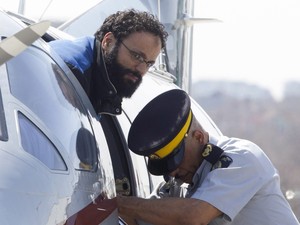 Chiheb Esseghaier, um dos homens acusados de planejar um ataque terrorista no Canadá, é levado de um avião por um policial no aeroporto Buttonville ao norte de Toronto. (Foto: Chris Young/The Canadian Press/AP) Chiheb Esseghaier, um dos homens acusados de planejar um ataque terrorista no Canadá, é levado de um avião por um policial no aeroporto Buttonville ao norte de Toronto. (Foto: Chris Young/The Canadian Press/AP)