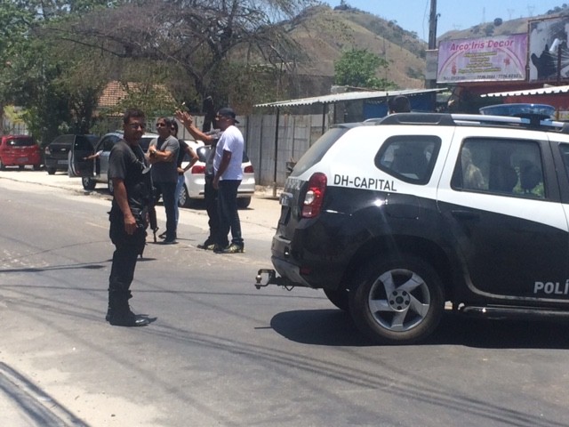 Policiais fazem reconstitução na esquina das ruas Boiobi e Rio da Prata (Foto: Alba Valéria Mandonça / G1)