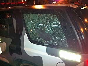 Carro da PM teve um vidro quebrado. (Foto: Rafael Sampaio / G1)