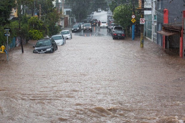 Chuva provoca alagamentos na Vila Madalena, em São Paulo (Foto: Victor Moriyama/G1)
