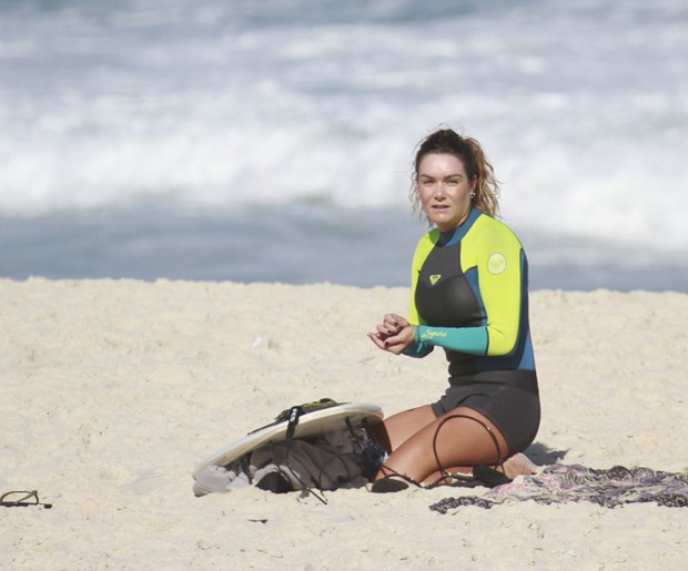 Luize Altenhofen exibe corpão em dia de surfe Quem QUEM News