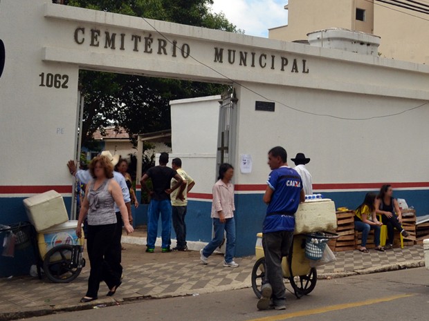 Cemitério Municipal de Pouso Alegre: donos de túmulos agora estão sujeitos a taxa anual de manutenção (Foto: Daniela Ayres/ G1) Cemitério Municipal de Pouso Alegre: donos de túmulos agora estão sujeitos a taxa anual de manutenção (Foto: Daniela Ayres/ G1)