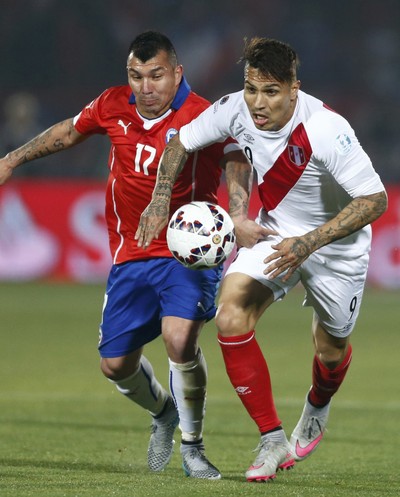 Chile x Peru Guerrero Medel  (Foto: Reuters)