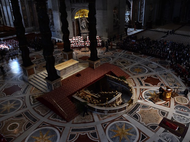 A celebração faz parte do Tríduo Pascal, momento em que os cristãos lembram a morte e ressurreição de Cristo (Foto: Gabriel Bouys/AFP)