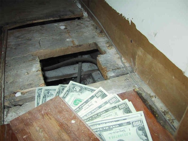 Americano encontrou dinheiro, discos e outros tesouros em cofre escondido (Foto: Reprodução)