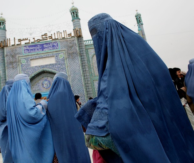 PARA AS AFEGÃS QUE SOFREM OPRESSÃO DO GRUPO TALEBAN, A BURCA AINDA É A MELHOR SOLUÇÃO PARA QUE ELAS POSSAM ESCONDER OS RESULTADOS DAS CIRURGIAS ESTÉTICAS (Foto: Getty Images)