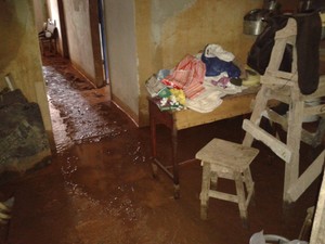 Lama invadiu casas dos moradores (Foto: Davi Motta/InterTv)