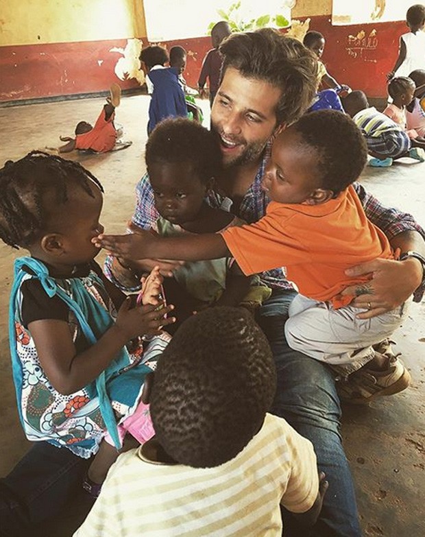 Bruno Gagliasso recebe carinho de crianças carentes no Malawi (Foto: Instagram/Reprodução)