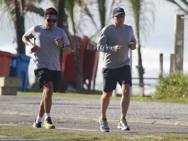 Luciano Huck corre na praia (Foto: Dilson Silva/ Ag. News)