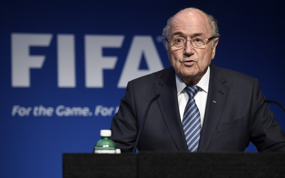 O presidente da Fifa, Joseph Blatter, diz que renuncia ao cargo em coletiva de imprensa em Zurique, Suíça (Foto: Keystone via AP)