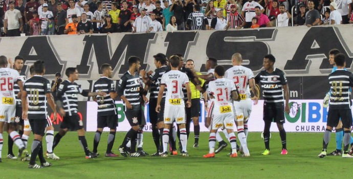 Corinthians x São Paulo Orlando briga (Foto: Marcelo Braga)