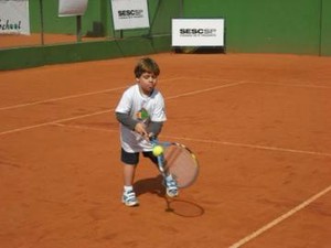 Enzo iniciou no tênis aos 4 anos de idade (Foto: Marcel Cerávolo / Arquivo pessoal)