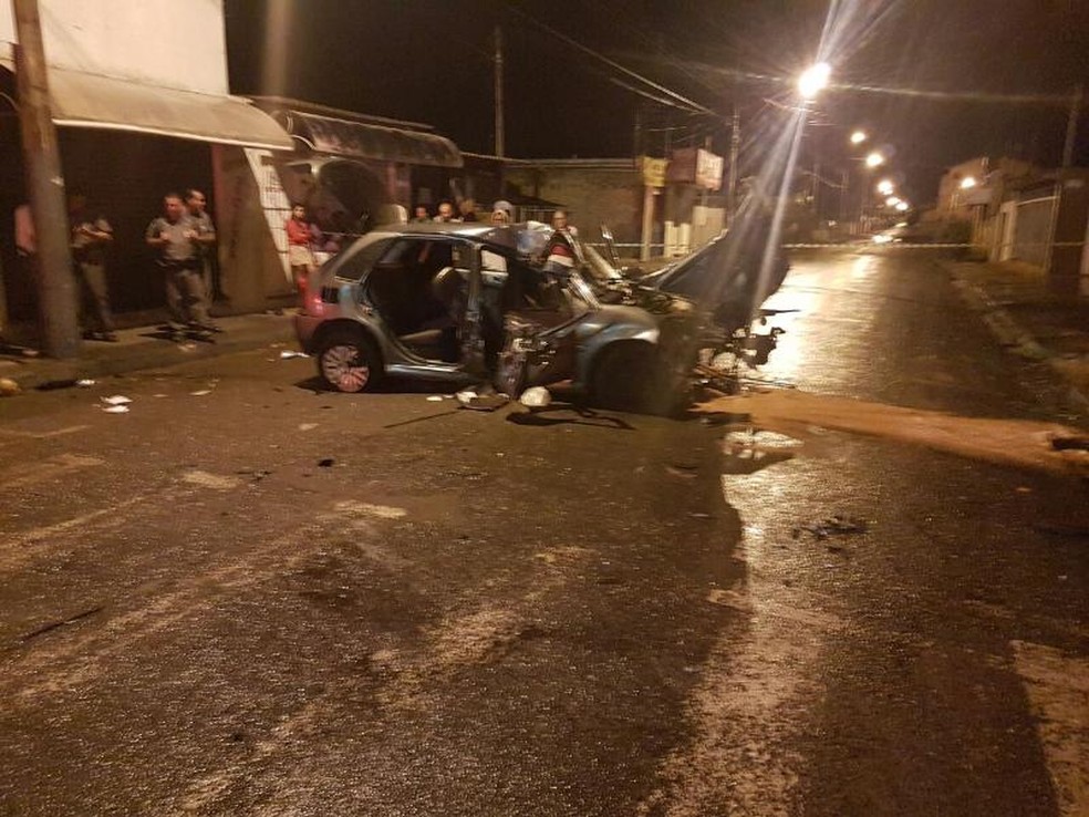 Carro bateu contra poste e muro em rua de Assis; Uma pessoa morreu e quatro ficaram feridas (Foto: Corpo de Bombeiros de Assis/Divulgação )
