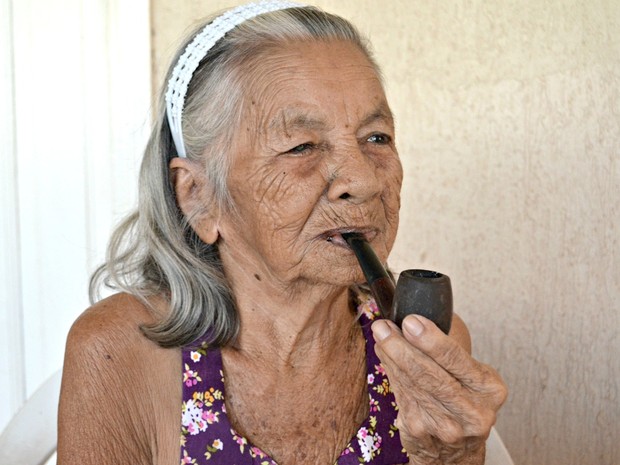 A aposentada de mais de 103 anos contou que fuma desde os 10 (Foto: Aline Nascimento/G1)