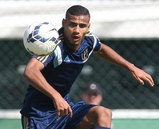 Bragantino empresta zagueiro do Palmeiras e rescinde com artilheiro