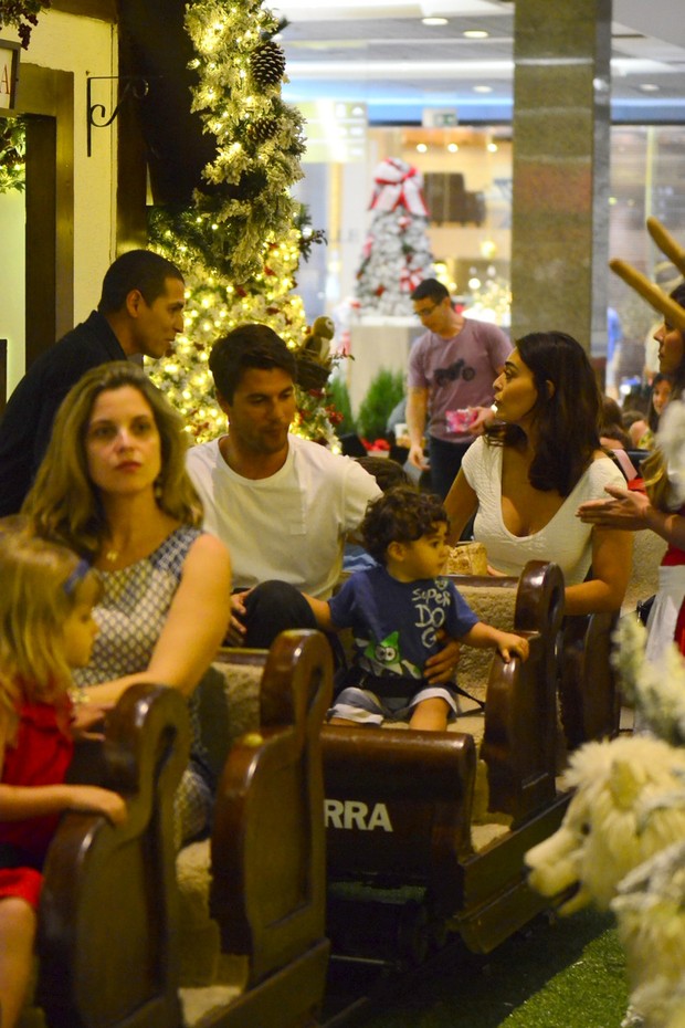 Juliana Paes com a família no shopping  (Foto: Henrique Oliveira/AgNews)